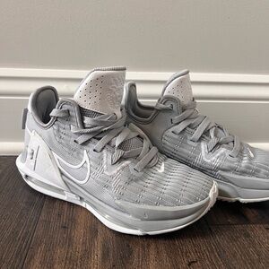 Nike Lebron basketball shoes. Men’s Size 5.5, W 7